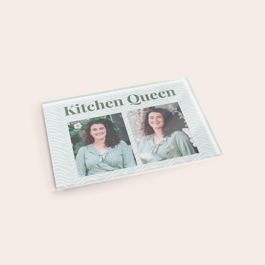 Schneidebrett personalisieren - Glas Schneidebrett aus Glas mit zwei Fotos einer lächelnden Frau und dem Text Kitchen Queen, individuell bedruckt