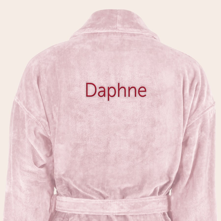 Badjas Dames met naam geborduurd Roze badstof dames badjas met naam Daphne in donkerrood geborduurd, om cadeau te doen.