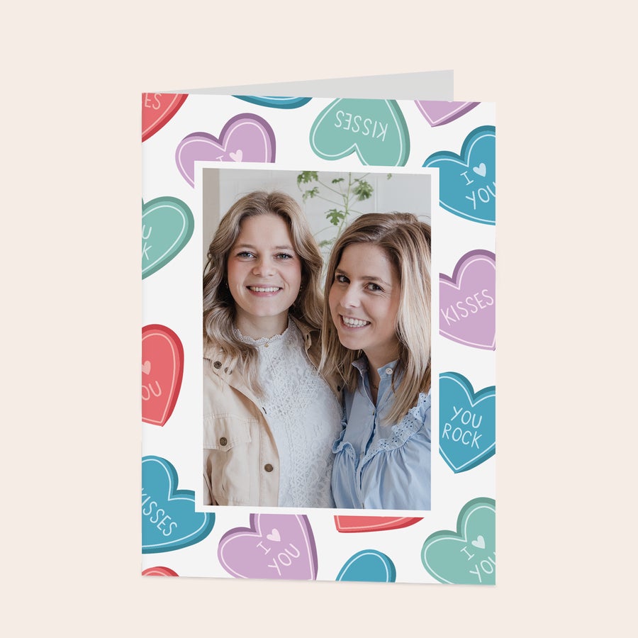 Fotokartki okolicznościowe Fotokartka z nadrukowanym zdjęciem dwóch uśmiechniętych kobiet i tłem w serduszka z napisami takimi jak Kisses I Love You