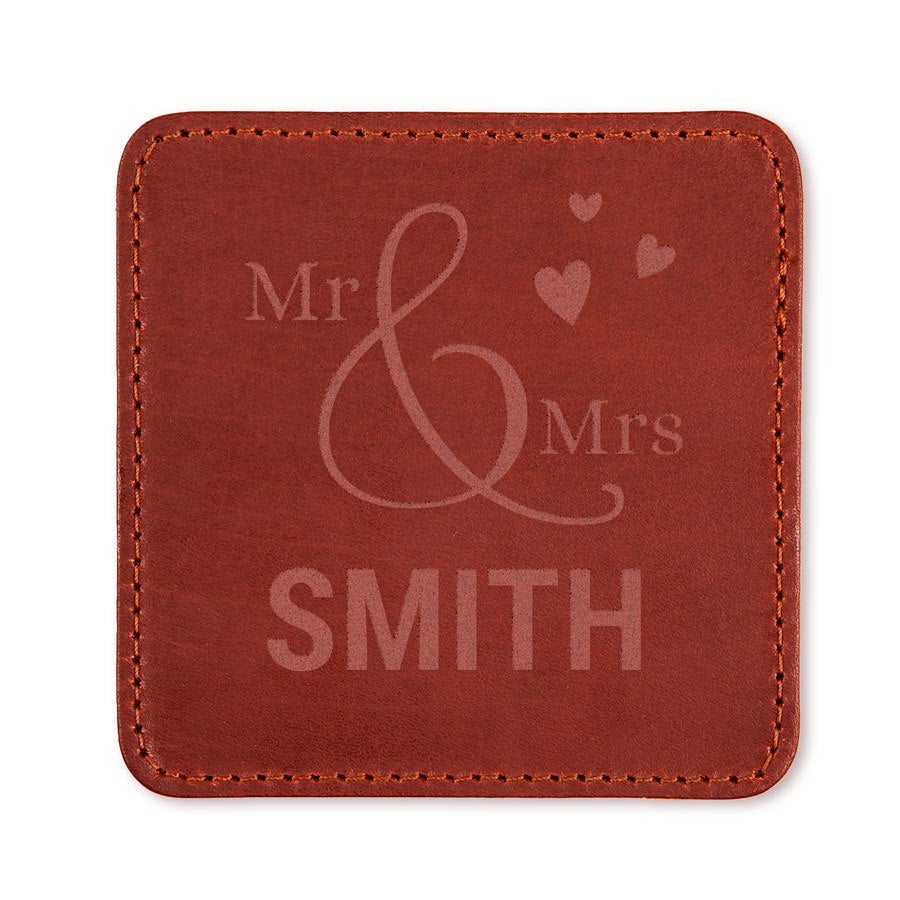 Personlig skinn coasters En firkantet brun skinnbrikke, gravert med teksten "Mr & Mrs SMITH" og hjerter