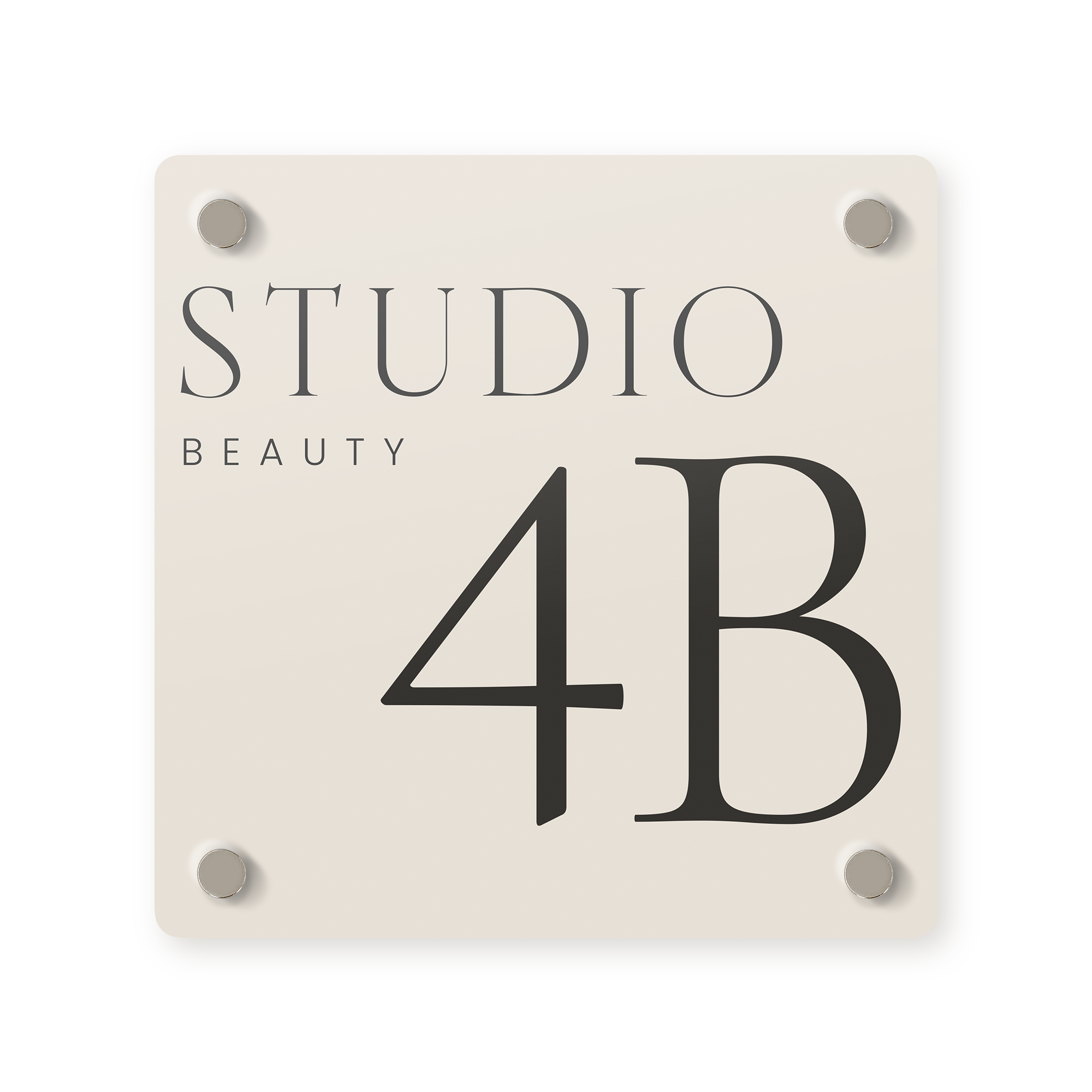 Personalizované domovní znamení Studio Beauty 4B s natištěným textem a stříbrnými distančními trubicemi