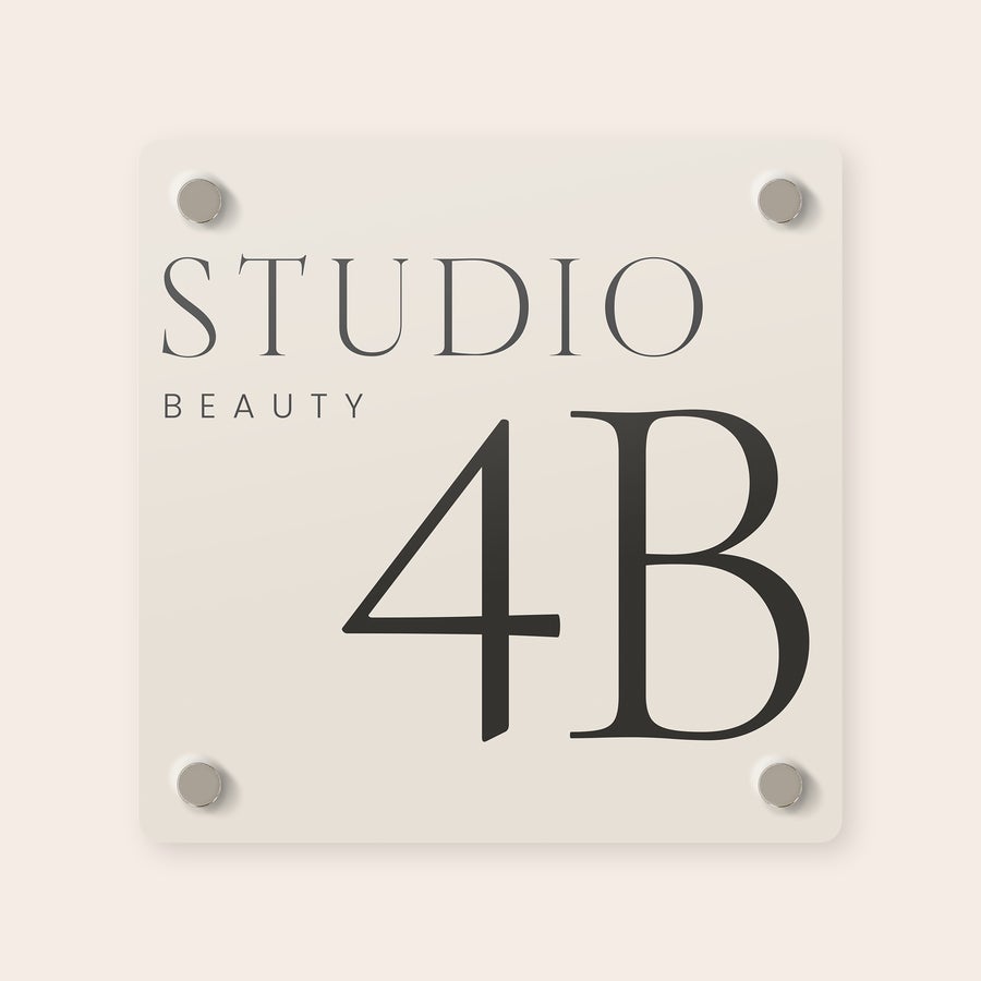 Personligt dørskilt Personligt hus tegn med teksten STUDIO BEAUTY 4B printet på pladen, som en unik gave.