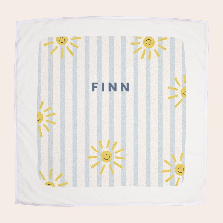 Babydecke mit Namen Personalisierte Babydecke mit Namen Finn, bedruckt mit gelben Sonnen und blauen Streifen