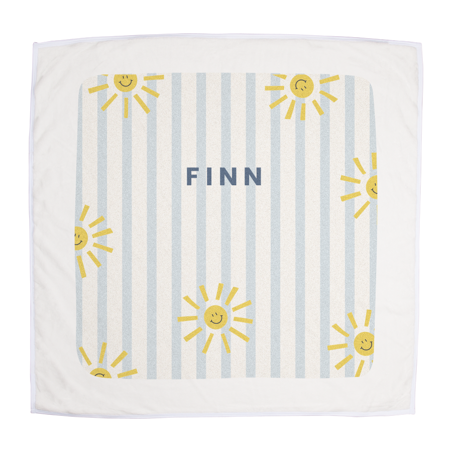 Couverture bébé personnalisée blanche et bleue à rayures avec motif soleils et prénom FINN imprimé