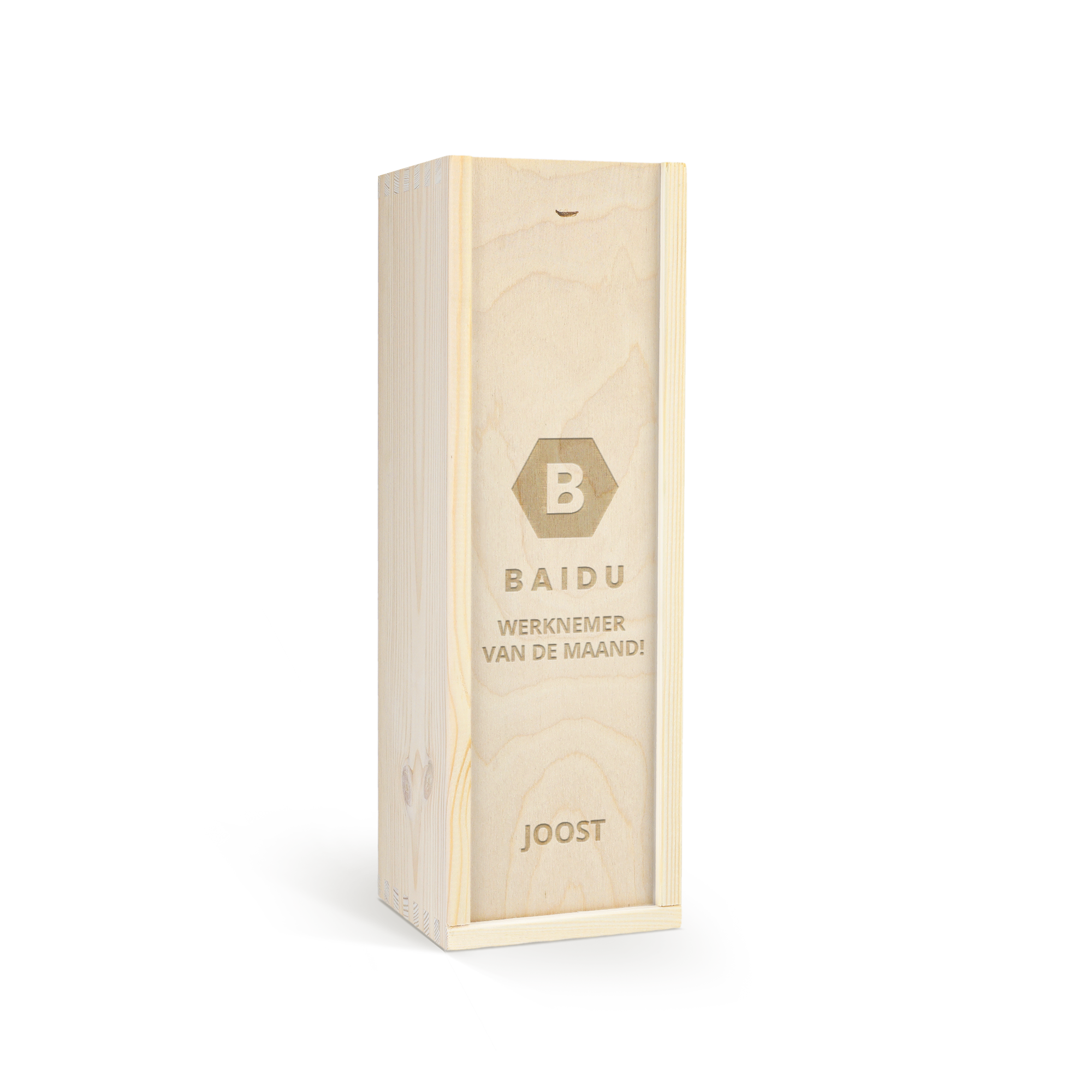 Houten gegraveerde wijnkist met glühwein. Tekst: BAIDU, WERKNEMER VAN DE MAAND! en JOOST, gepersonaliseerd met naam of tekst.