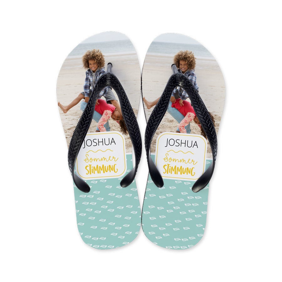 Individuelle Zehensandalen mit aufgedrucktem Foto von Kindern am Strand und Text "JOSHUA Sommer STIMMUNG" als Geschenk