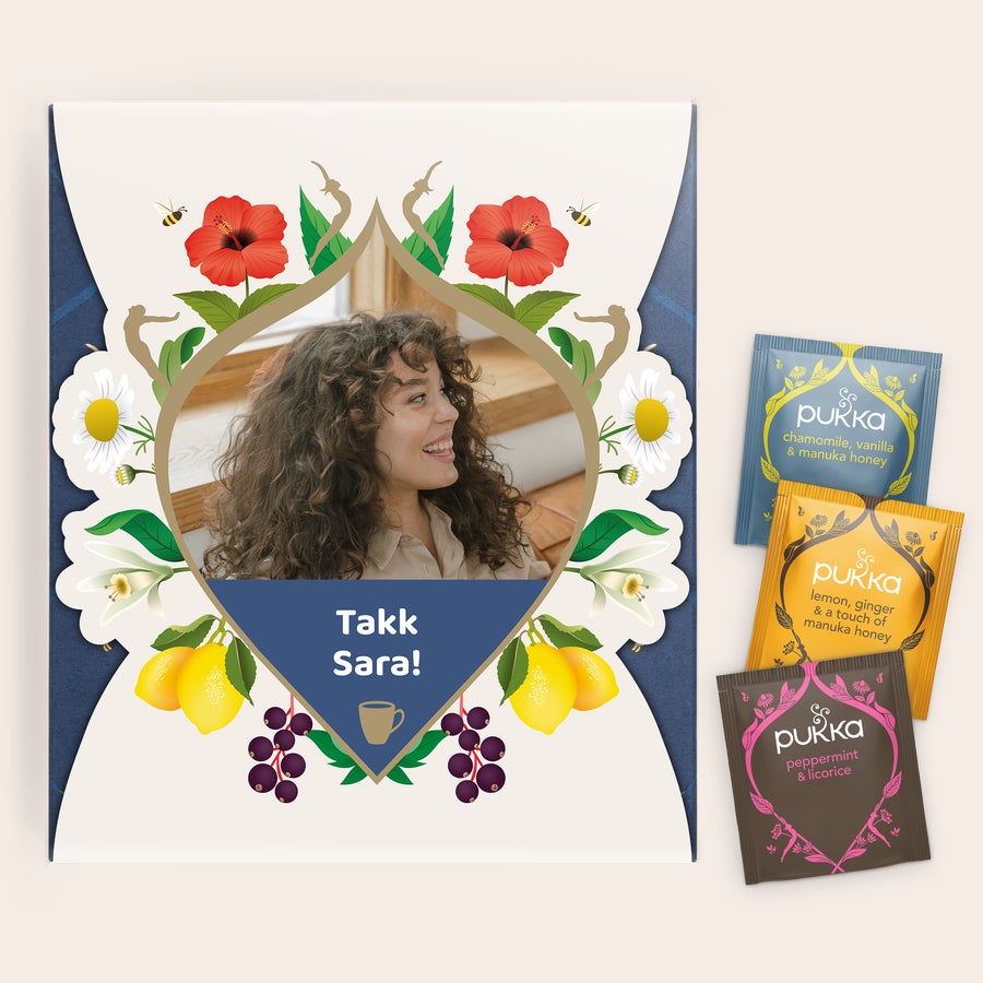 Personlig Pukka-te Personlig Pukka-te-gavesett med et bilde og teksten "Takk Sara!" trykt på esken.