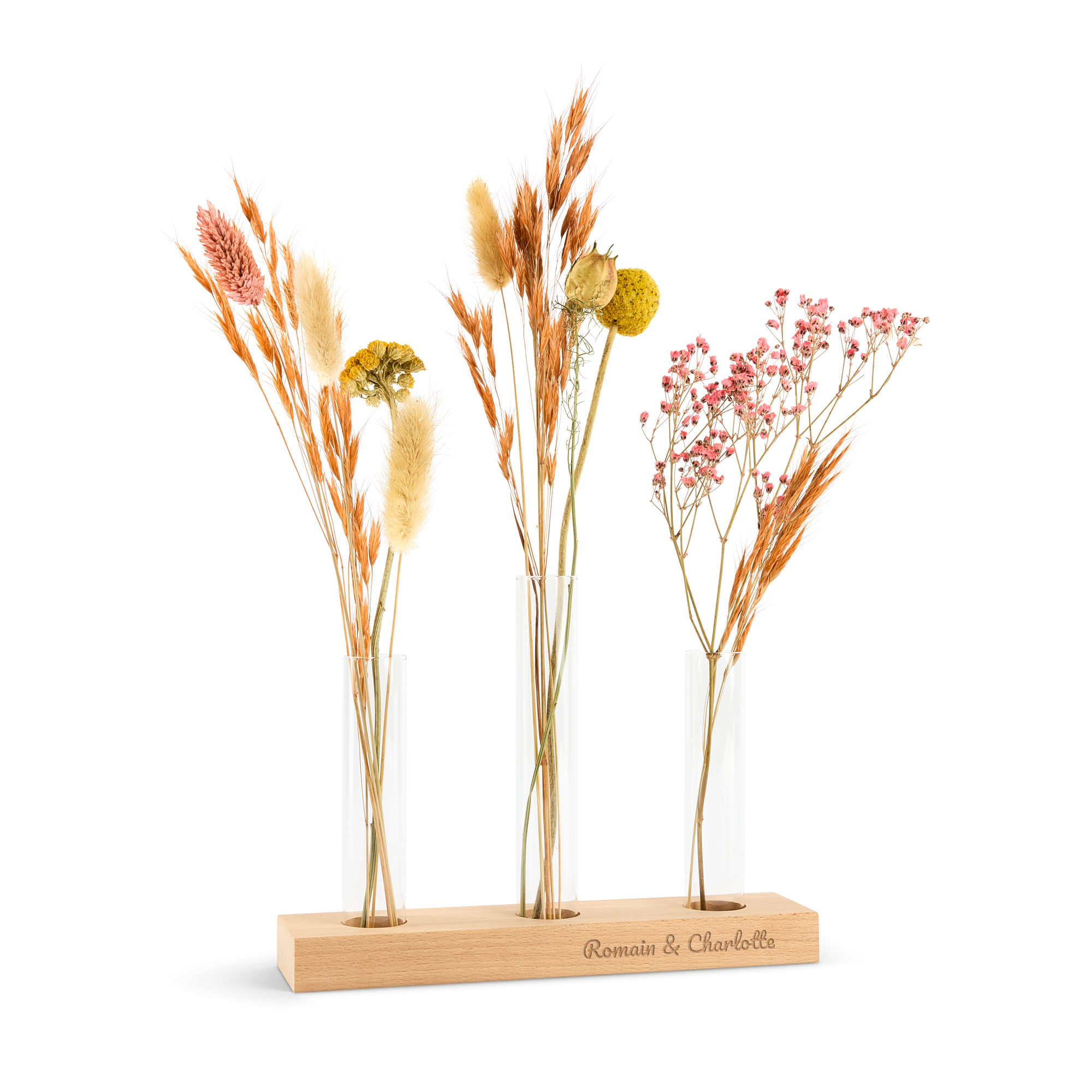 De belles fleurs séchées dans un support en bois gravé Romain et Charlotte avec trois vases