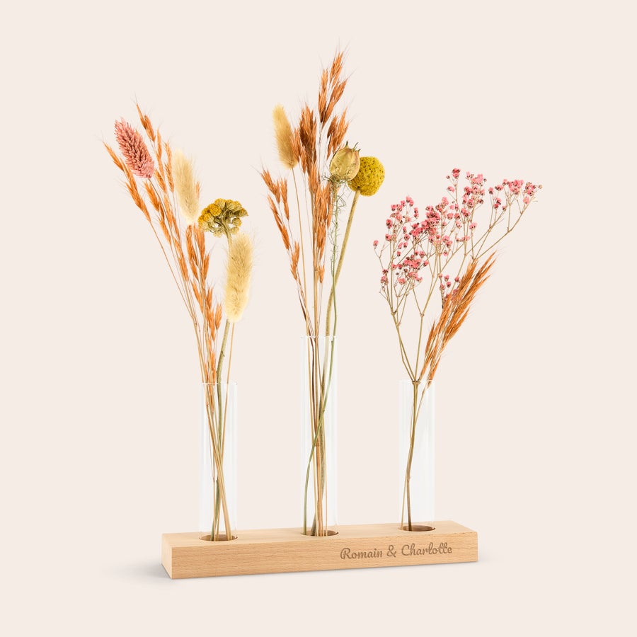 Fleurs séchées avec support en bois personnalisé De belles fleurs séchées dans un support en bois gravé Romain et Charlotte avec trois vases