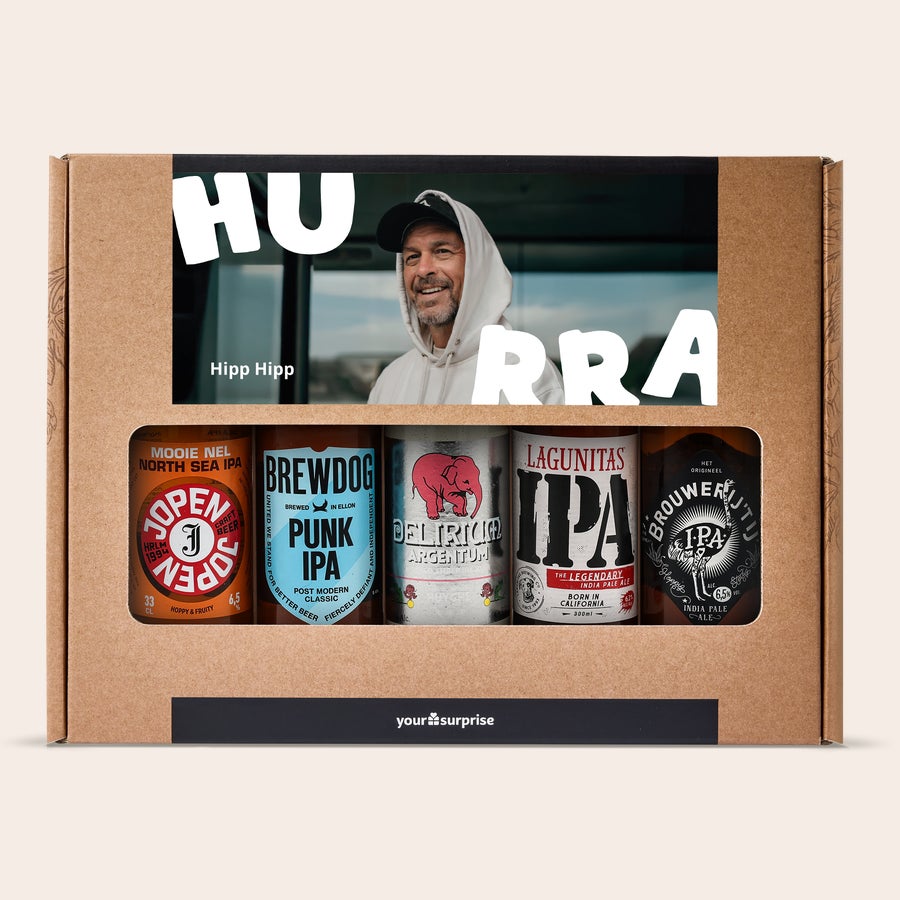 Personliga Öl presentset Personligt presentset med mikrobryggeriöl, med bild på en man och texten "Hipp Hipp Hurra", tryckt på lådan som innehåller fem olika ölsorter.