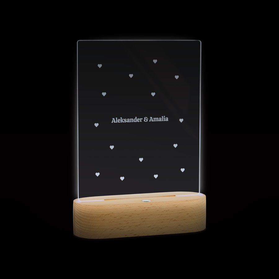 Lampa med stativ Personlig lampa med träfot, akrylskiva med hjärtan och texten Aleksander & Amalia ingraverad, en snygg lampa.