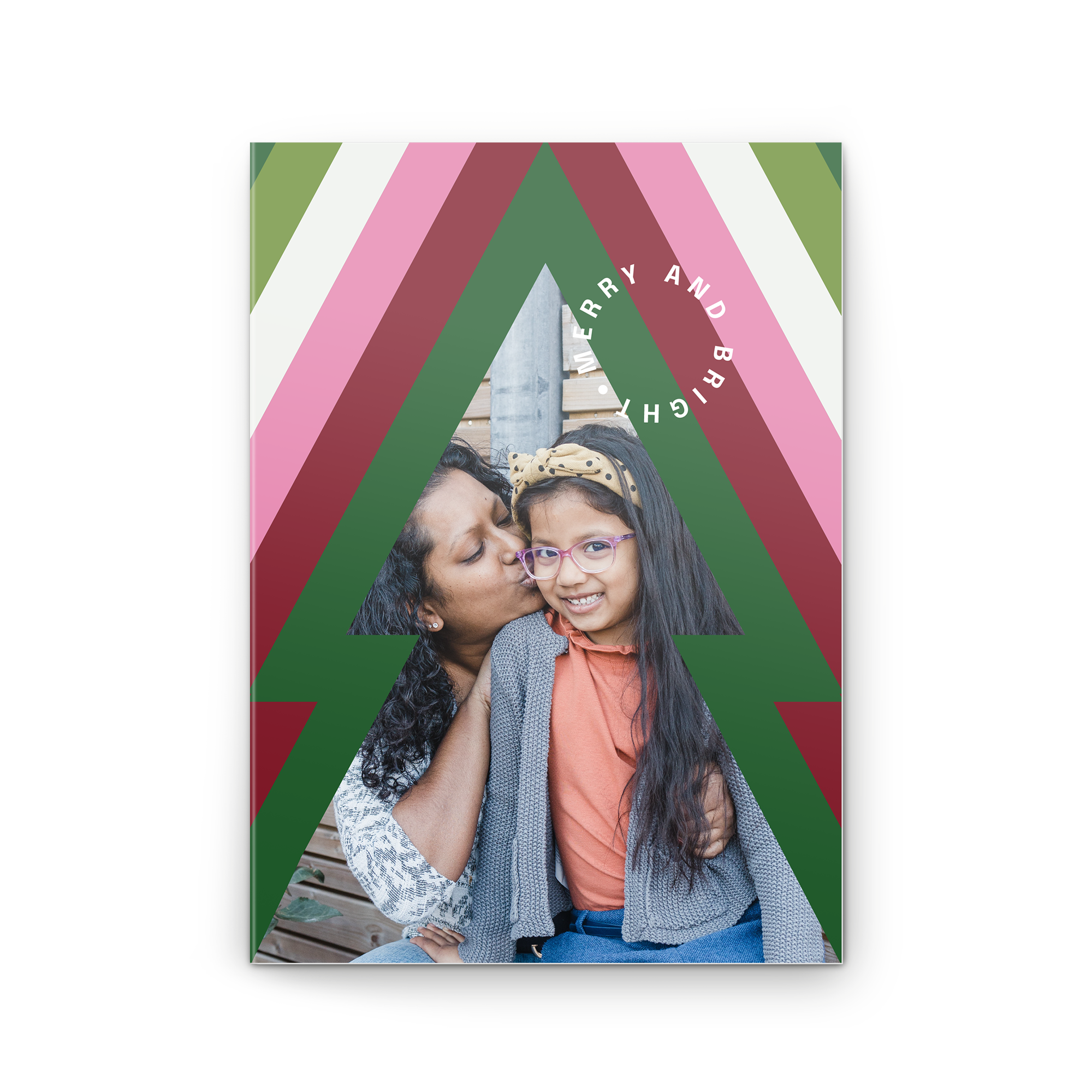 Carte photo de Noël personnalisée imprimée avec un sapin graphique aux couleurs vives, une photo de mère et fille, et le texte Merry and Bright