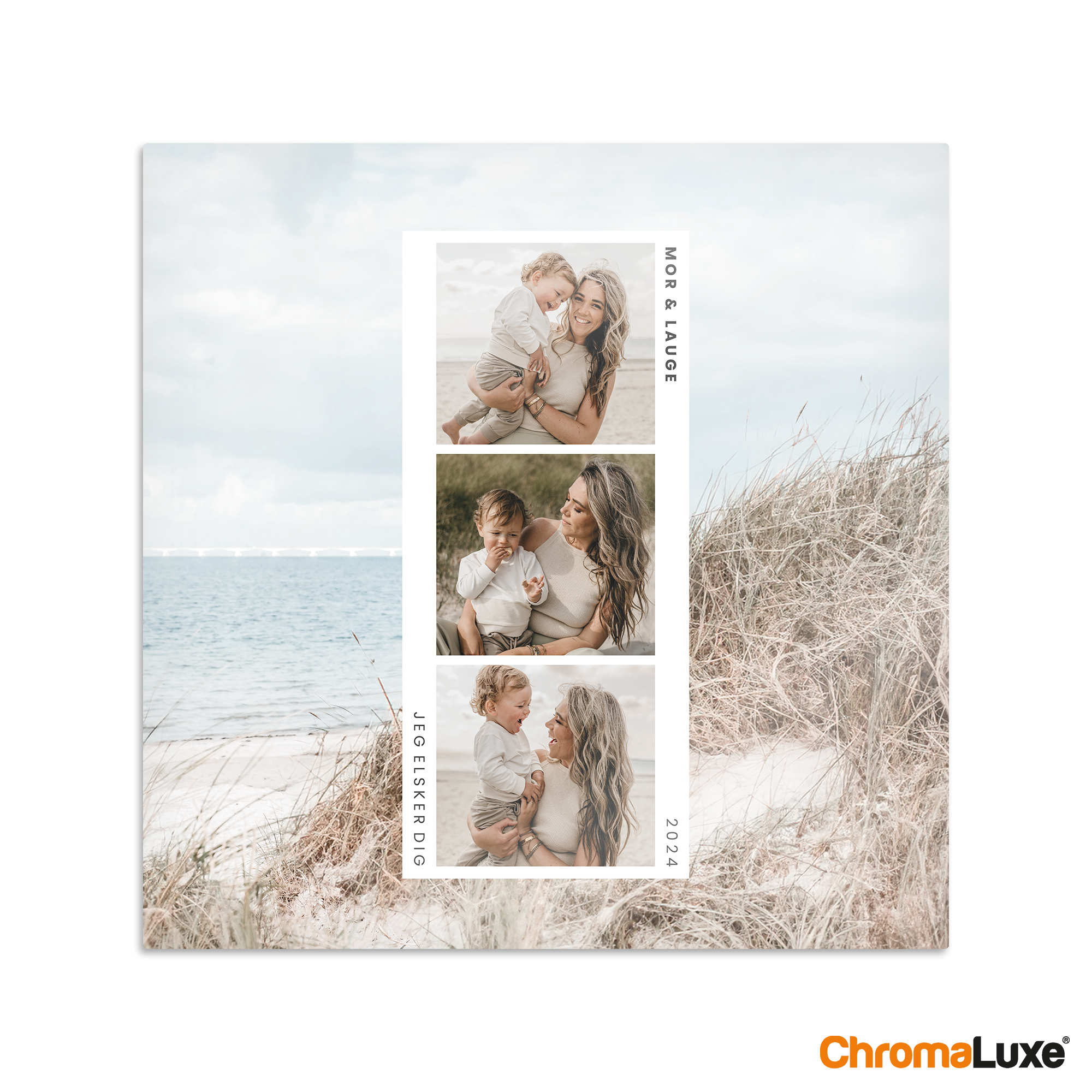 Et Chromaluxe aluminium fotoprint med strandtema, printet med tre personlige billeder af mor og barn samt teksten "Mor & Lauge" og "Jeg elsker dig 2024" til at tag dine yndlingsminner med.