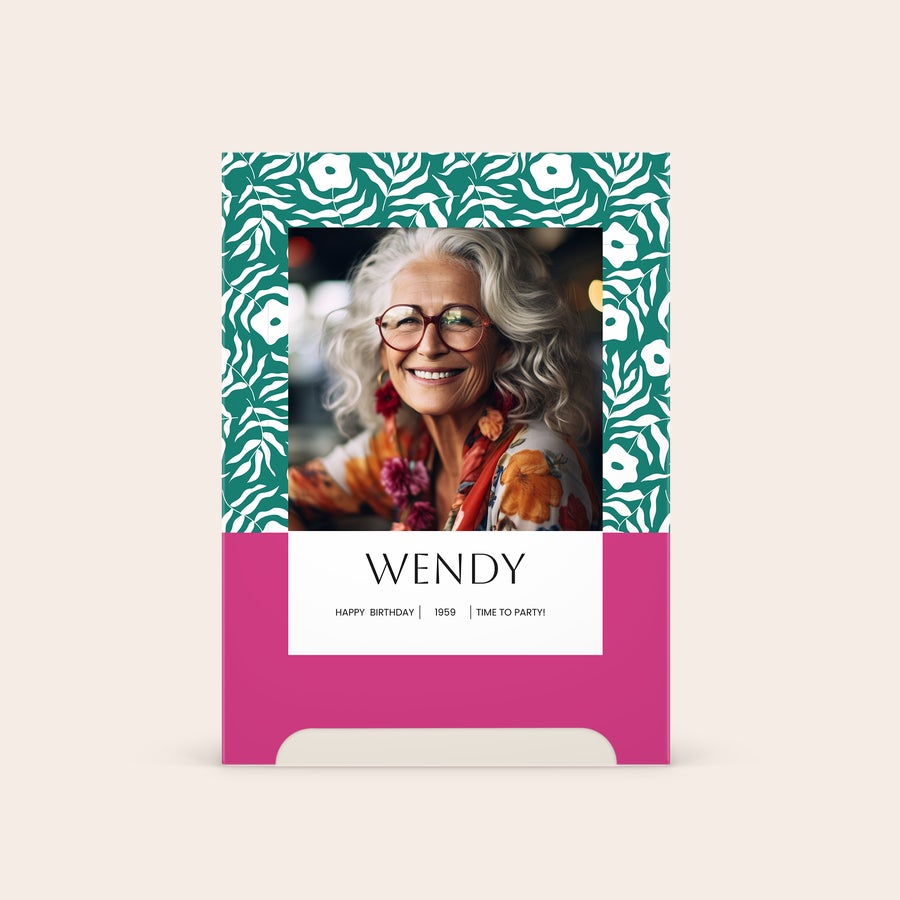 Cutie cadou Kneipp Women Wellness Cutie cadou Kneipp Soft Skin, personalizată cu fotografia lui Wendy, nume și mesaje precum HAPPY BIRTHDAY, 1959, TIME TO PARTY, imprimată color.
