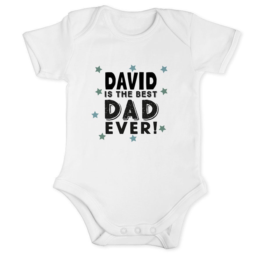 Bílý dětský Romper s potiskem textu "DAVID IS THE BEST DAD EVER!" pro oslavu prvního Dne otců.
