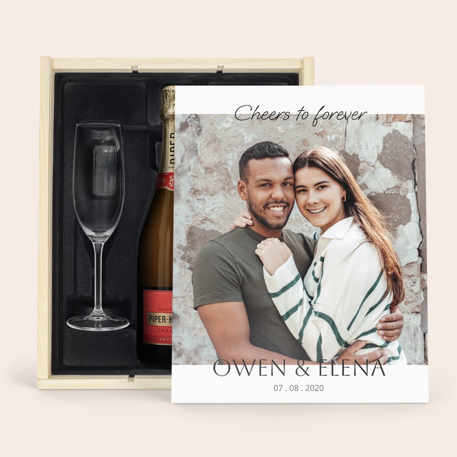 Personalised Champagne gift set with engraved glasses - Piper Heidsieck Brut - 750 ml Luxurious champagne gift set with personalized lid, showing a couple's photo and the text Owen & Elena, 07.08.2020.