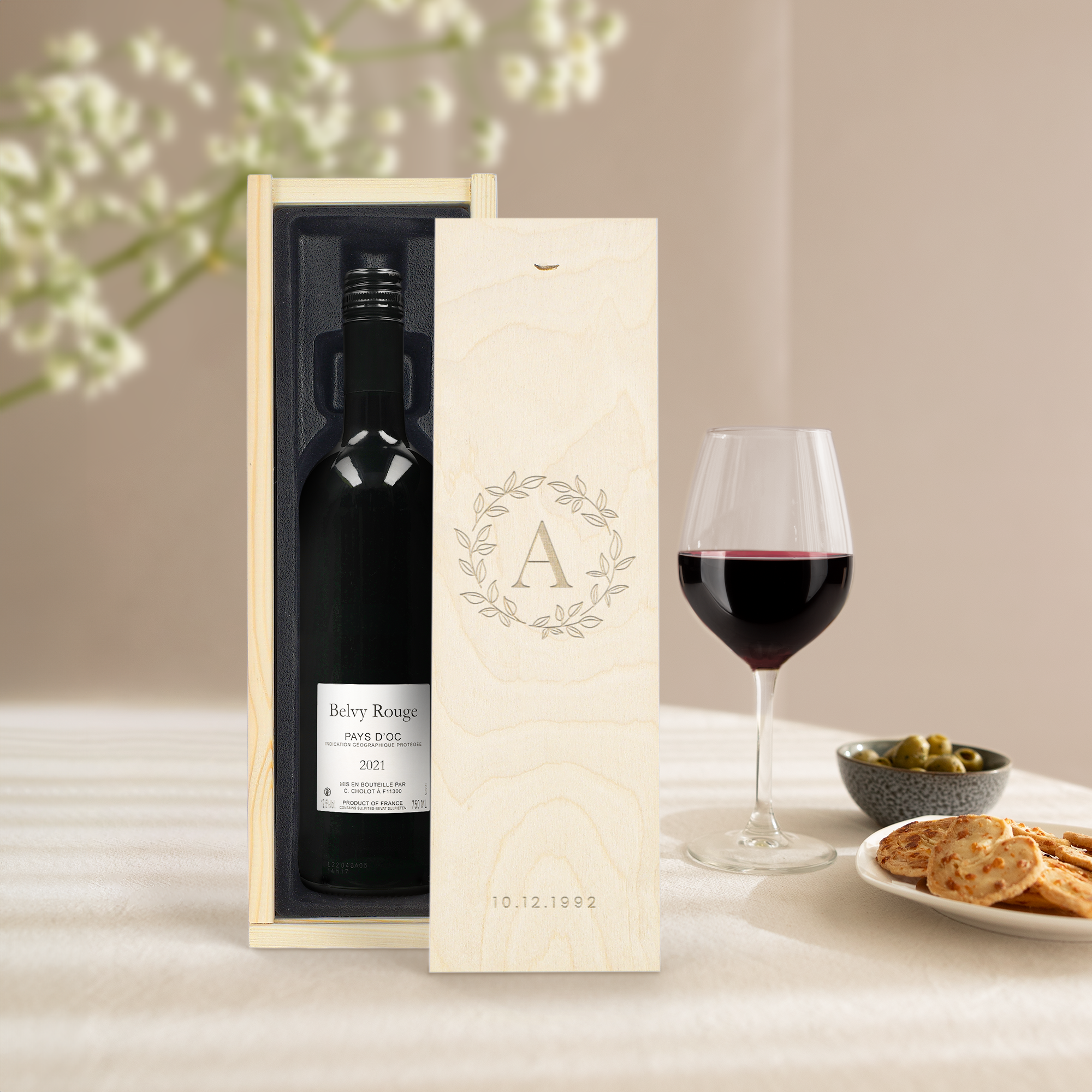 Belvy Rotwein in Holzkiste, graviert mit einer Lorbeerkranz-Initiale A und dem Datum 10.12.1992, als persönliches Weingeschenk.