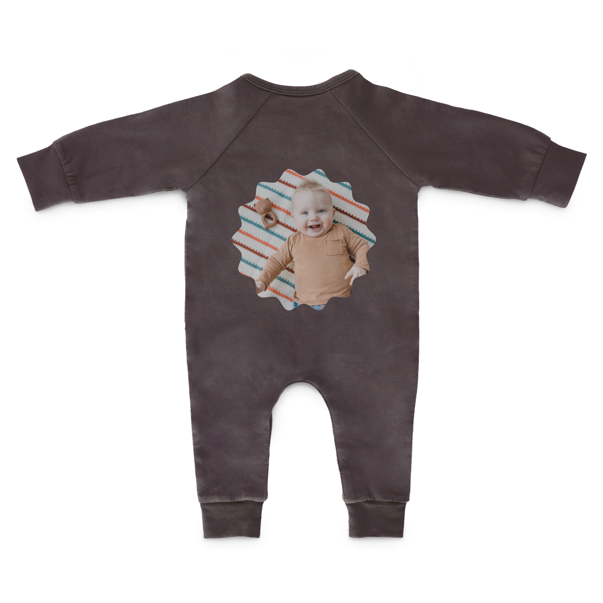 Babygrow personalizado cinzento com foto de bebé a sorrir estampado com um padrão colorido para surpreender o seu mais pequeno.