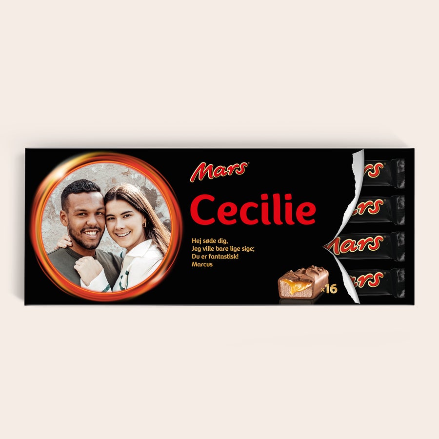 Mega Mars Chokolade med navn og billede Mega Mars chokolade med trykt foto af et par, navn "Cecilie" og hilsen. Denne personlige Mega Mars Chokolade er den største overraskelse!