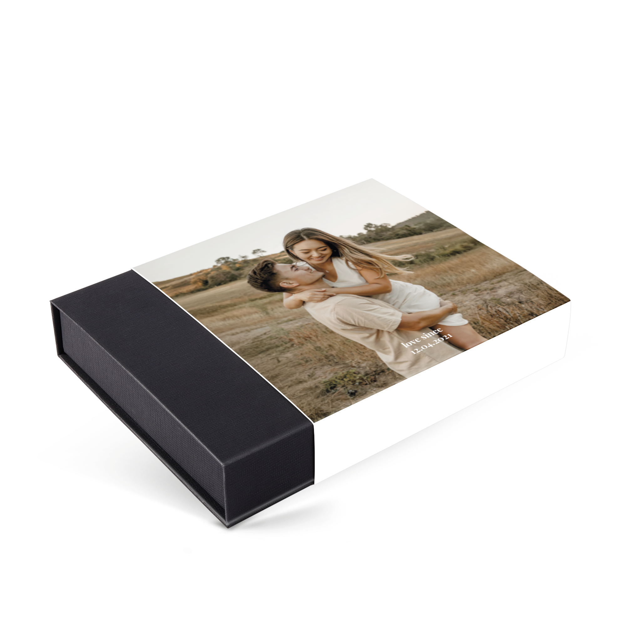 Personalizirane čokolade v črni škatli s tiskano fotografijo para in besedilom 'love since 12.04.2021'