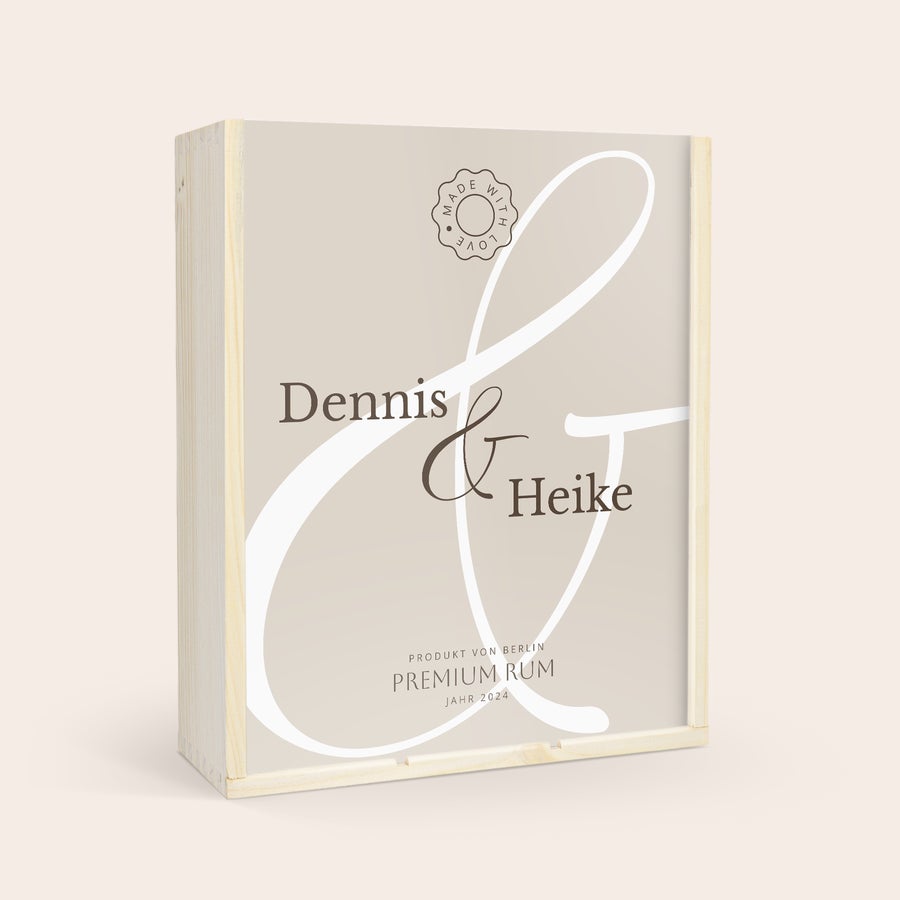 Weinkiste personalisiert Eine Weinkiste mit Foto für 3 Flaschen, bedruckt mit den Namen Dennis und Heike sowie "Premium Rum, Jahr 2024".