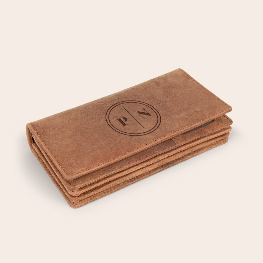 Persoonallinen nahkalaukku Puhvelinahkainen kukkaro naisille, johon kaiverrettu nimikirjaimet P ja N kehystettynä ympyrällä