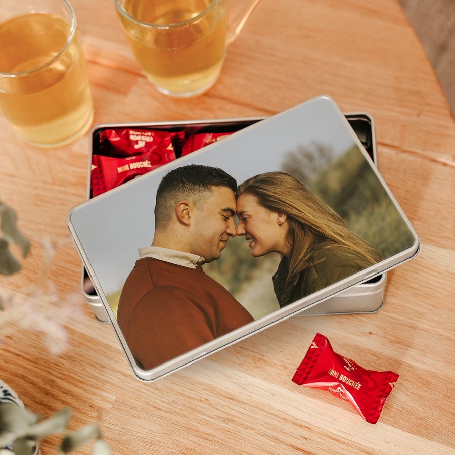 Personalizovaná darčeková dóza - Côte d'Or Mini Bouchée Personalizovaná darčeková plechovka s fotografiou páru a lahodnou čokoládou Côte d'Or Mini Bouchée vo vnútri.