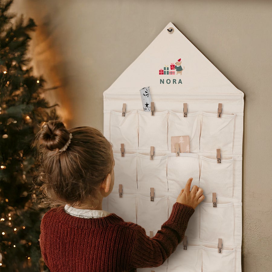 Adventskalender i tygficka Adventskalender i tygficka med tryckt julkatt och namnet Nora, personlig julgåva.