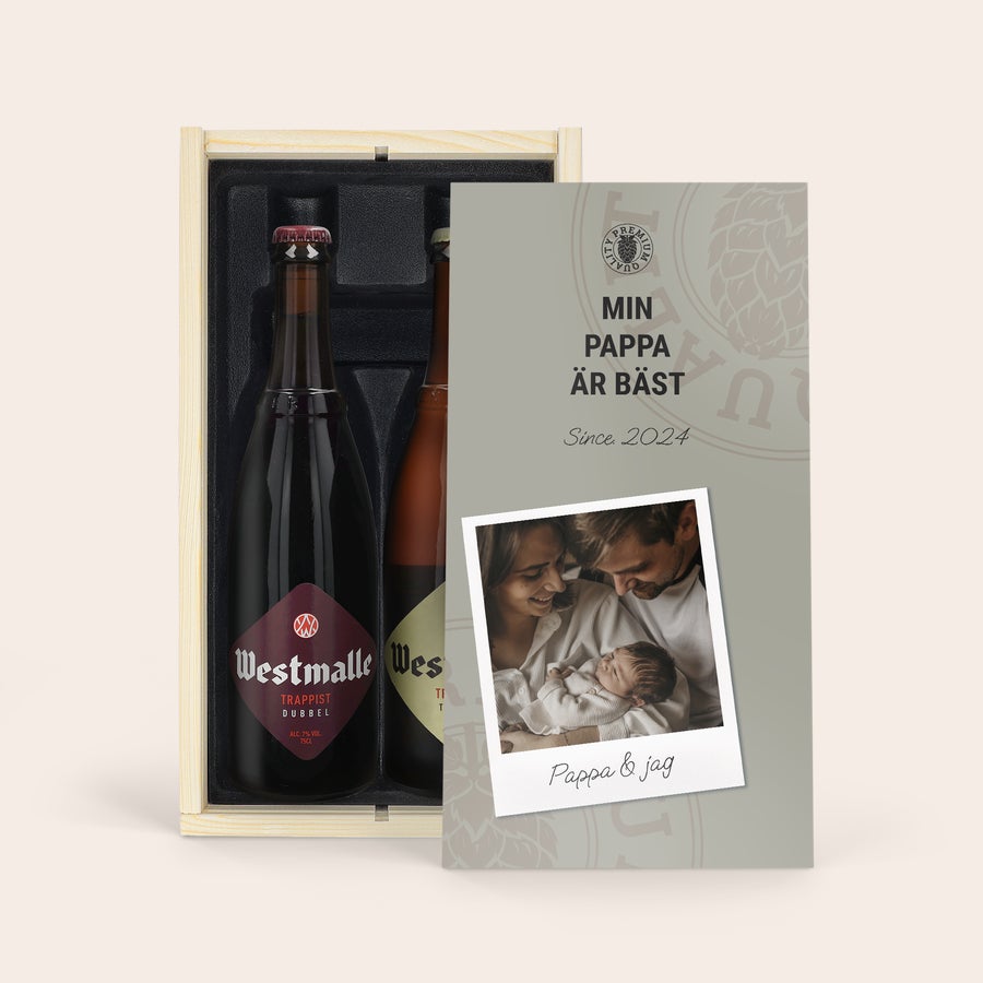 Personligt Öl-set i trälåda på Fars dag - Westmalle Öl-set med två flaskor Westmalle i en trälåda med tryckt lock, designat till Fars dag med texten Min pappa är bäst, ett personligt foto och Pappa & jag.