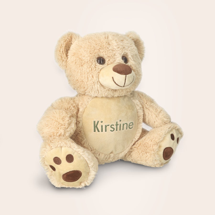Bamse med navn Blød brun bamse med navn Kirstine broderet på maven en personlig bamse med navn