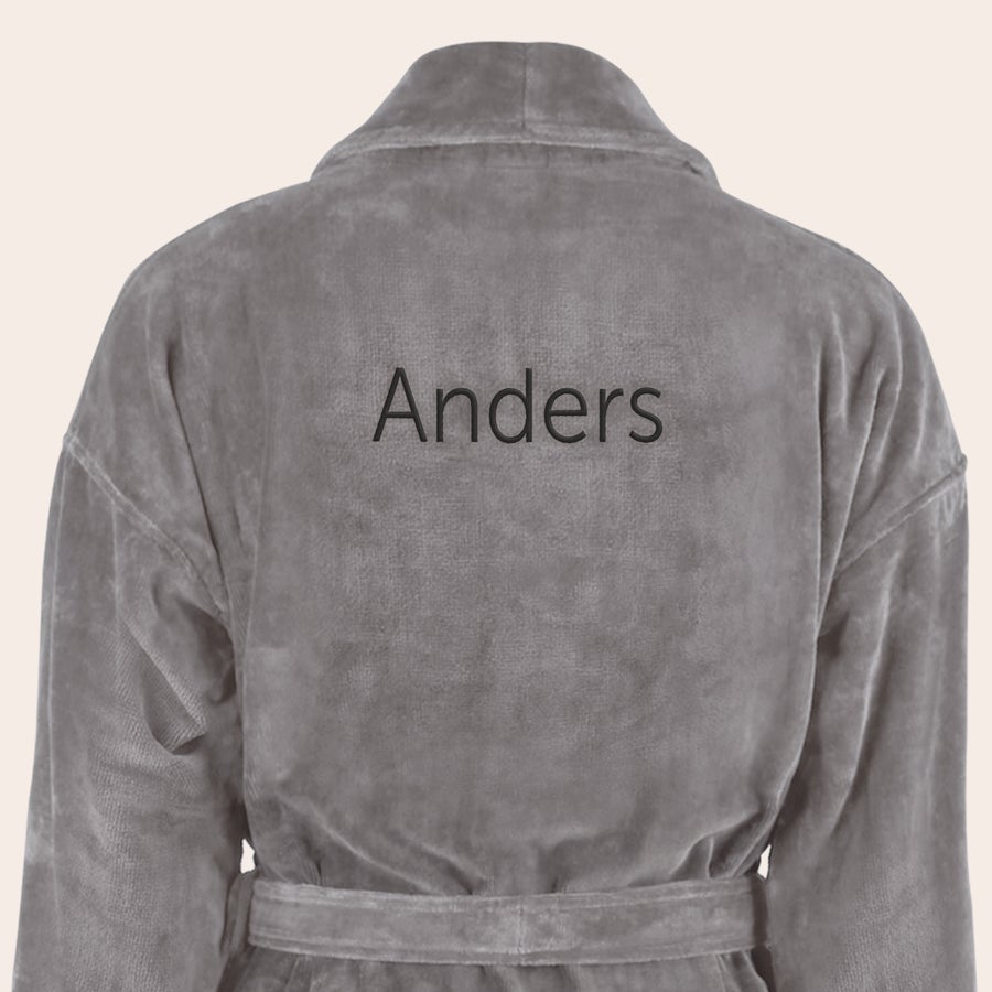 Badekåbe til mænd Grå luksus badekåbe til mænd med broderet navn Anders på ryggen