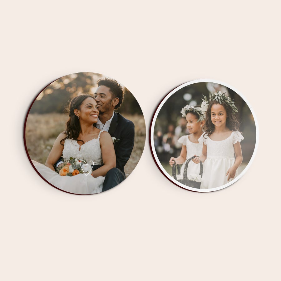 Azulejos personalizados Dos paneles de arte de madera redondos, impresos con fotos personalizadas: una pareja de boda y dos niñas de flores.