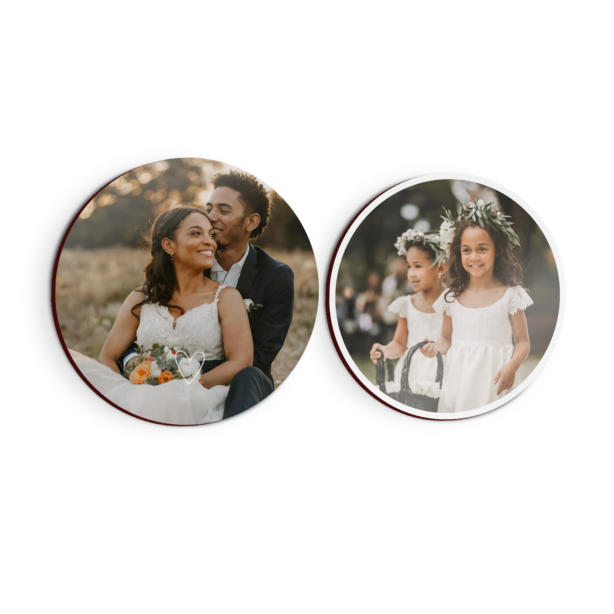Zwei runde, personalisierte Wandbilder aus Holz mit Ihrem Design. Ein Bild zeigt ein lächelndes Hochzeitspaar und das andere zwei Blumenmädchen.