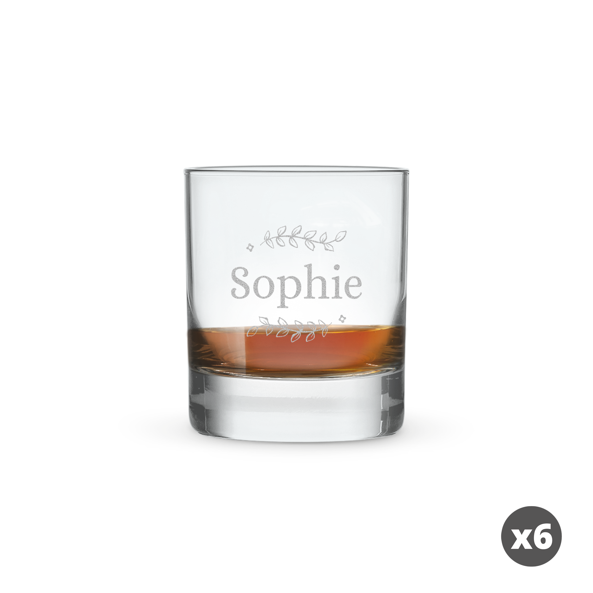 Sklenice na whisky s rytým jménem Sophie a ornamenty, naplněná whisky.