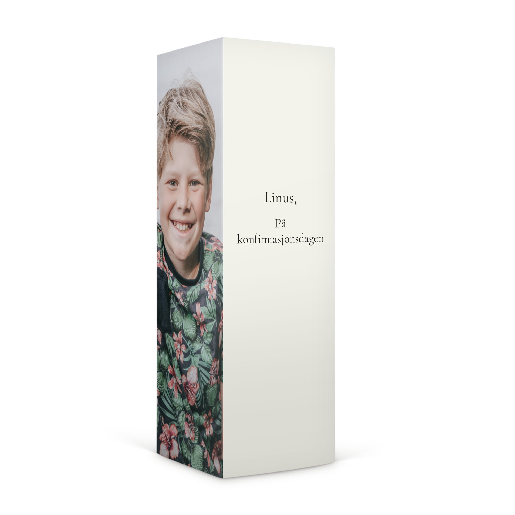 Personlig Haribo søtsaker gaveeske med trykt bilde av en gutt og teksten Linus, På konfirmasjonsdagen.