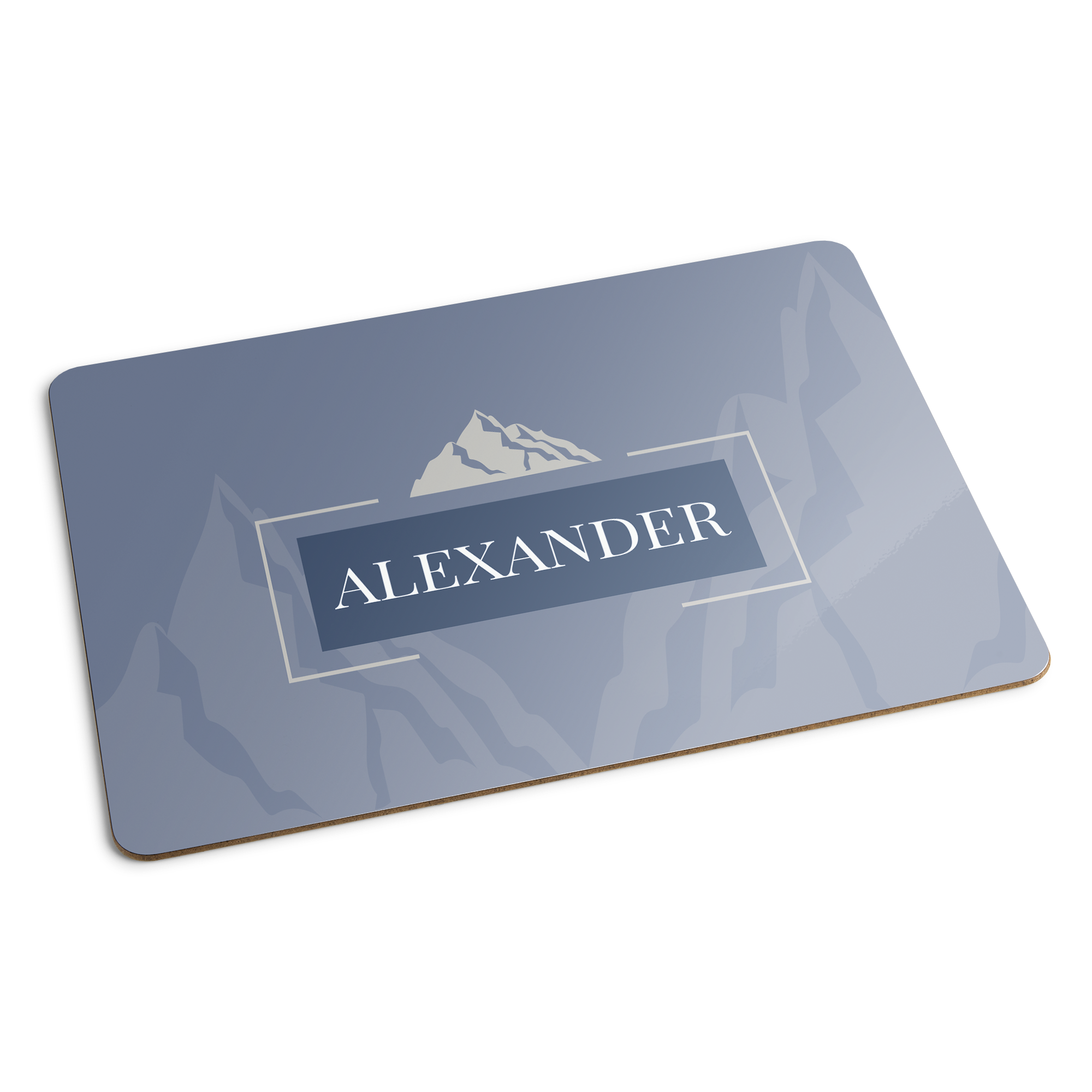 Individual de corcho personalizable con montañas azules, texto ALEXANDER blanco y foto impresa.