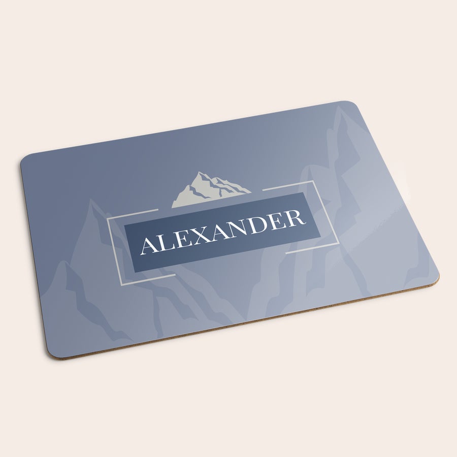 Personalizowana podkładka Personalizowana podkładka pod talerz z nadrukiem gór, imienia "ALEXANDER" i zabawnego matu miejsca.