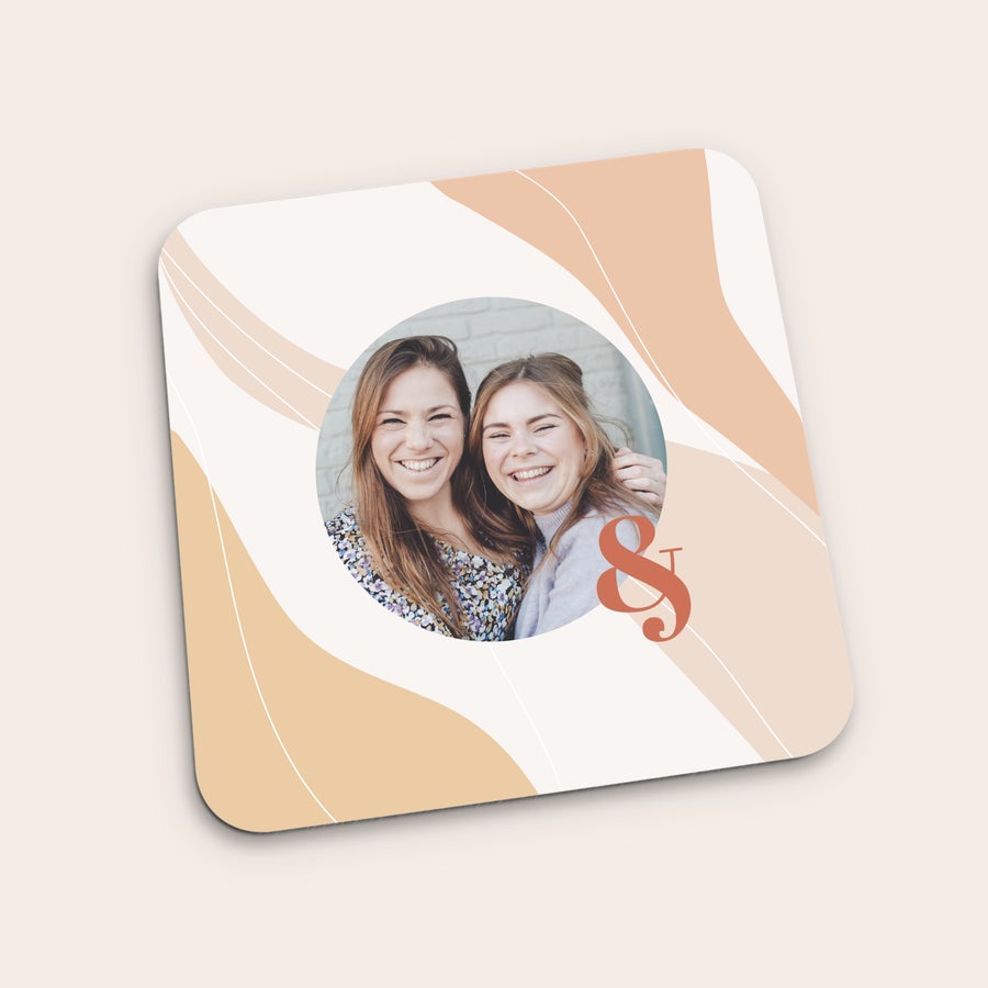 Sous verre personnalisé Sous-verre personnalisé imprimé avec la photo de deux amies souriantes et un symbole esperluette orange.