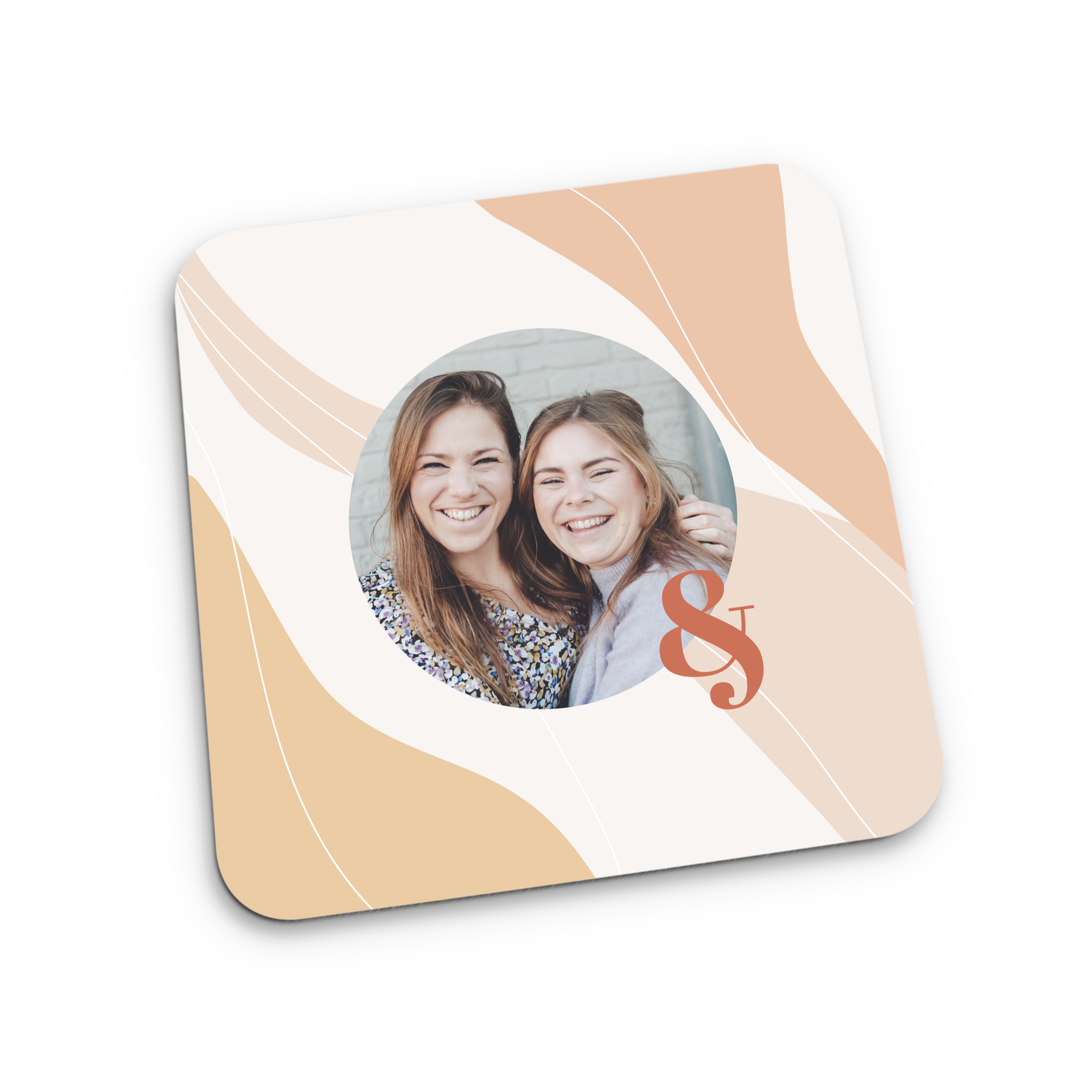 Porta-copos personalizado com foto impressa de duas amigas e um design em tons pêssego e branco.