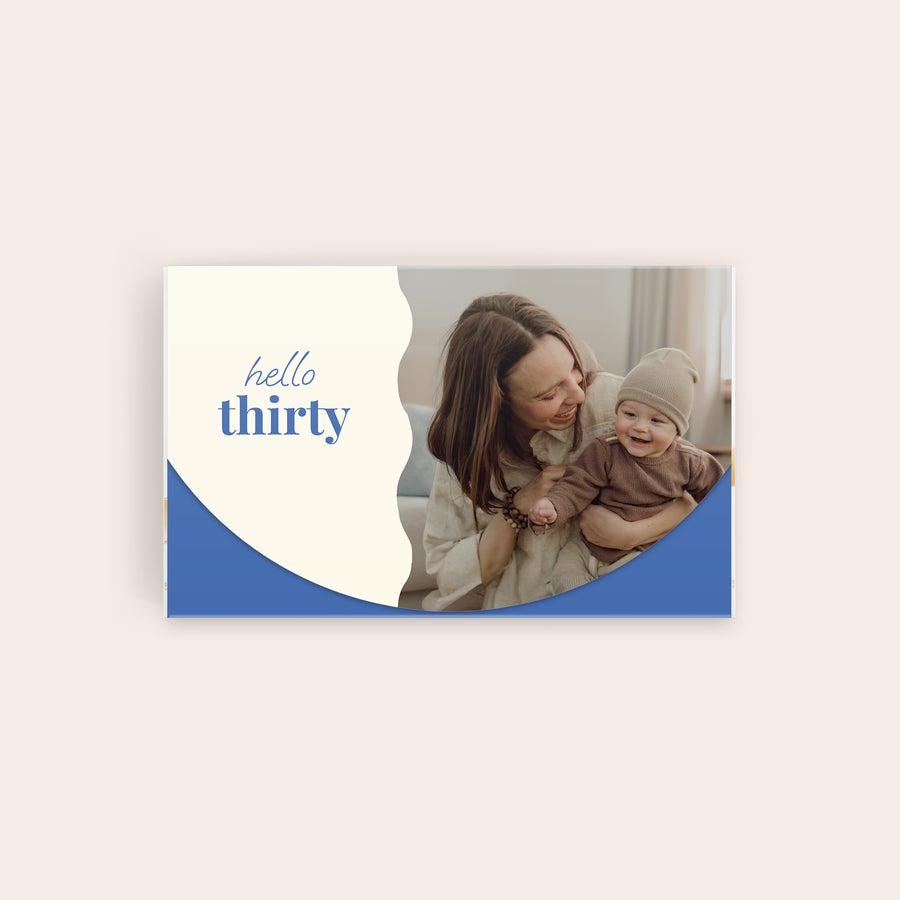 Lindt pralines Classic Gepersonaliseerde chocoladecadeauverpakking met foto van een moeder en baby, en de tekst 'hello thirty', voor een blijvende herinnering.