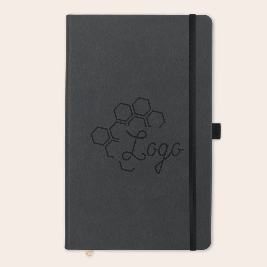 Notizbuch mit Namen Schwarzes Notizbuch mit Namen, graviertem Wabenmuster, Gummiband und Lesebändchen.
