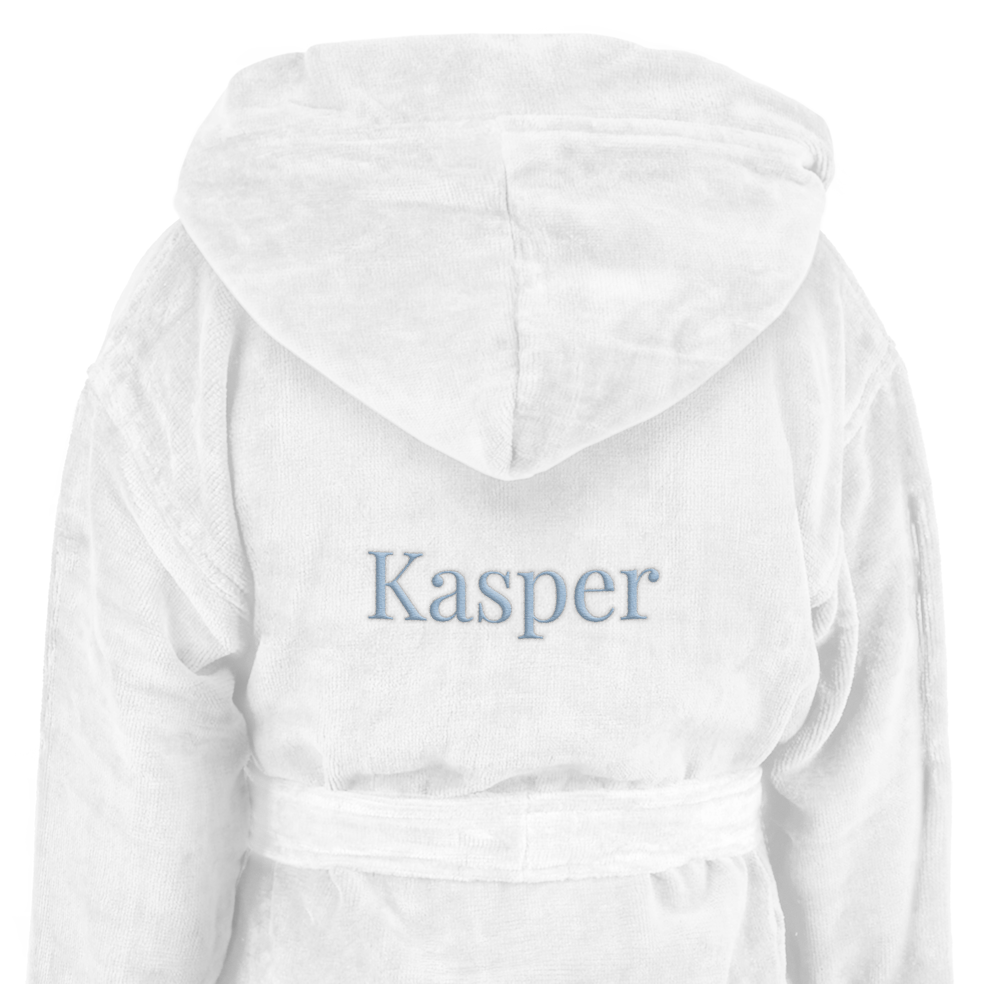 Hvit myk barnebadekåpe med hette, brodert med navnet "Kasper" i lyseblå skrift.