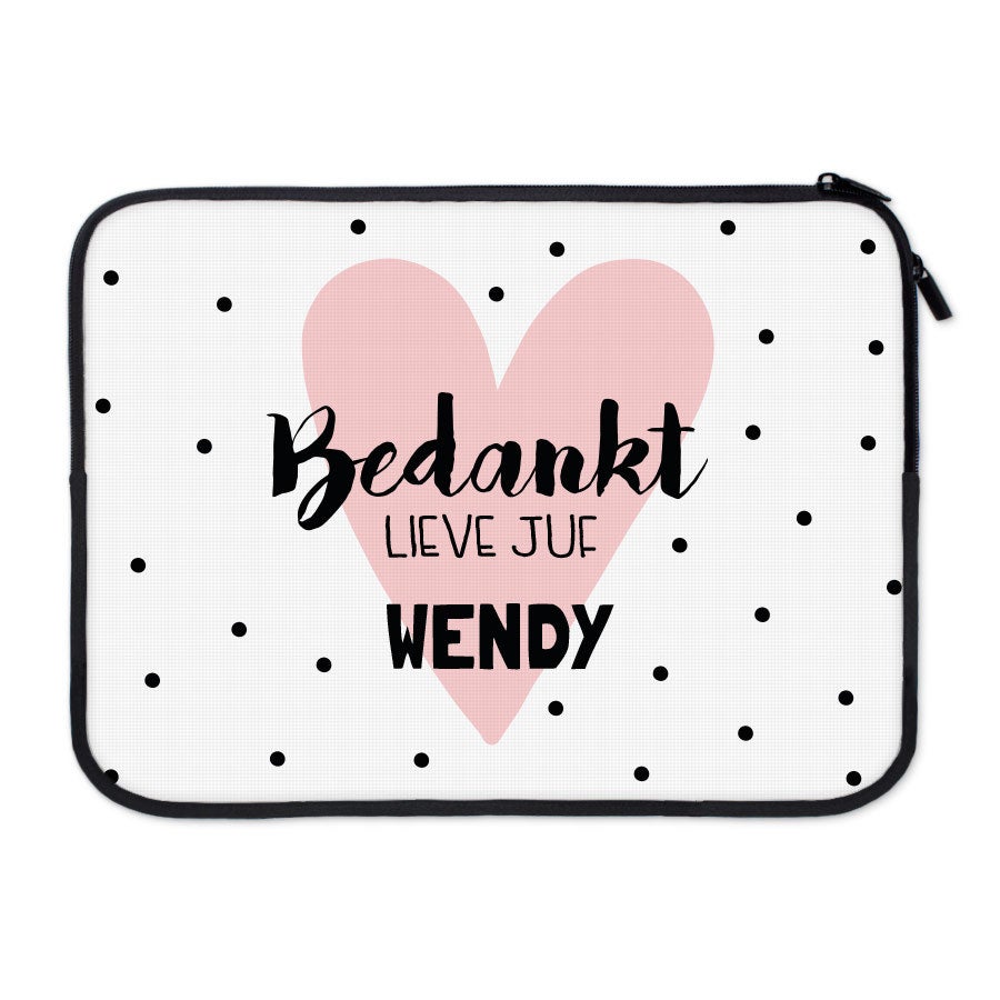 Witte bedrukte laptophoes met roze hart, zwarte stippen en de tekst Bedankt lieve juf Wendy