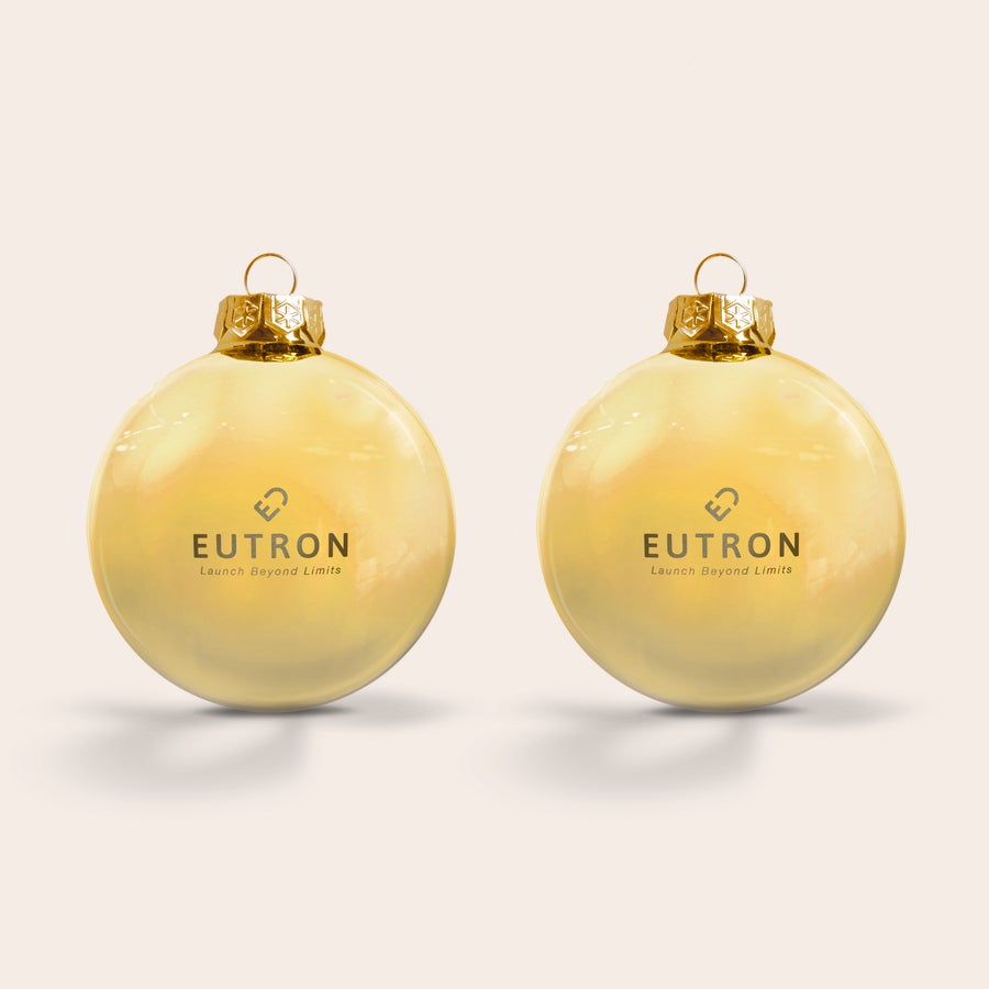 Bolas de Navidad - Cristal Dos bolas navideñas de cristal grabadas con el logotipo EUTRON, listas para personalizar con nombre o texto.