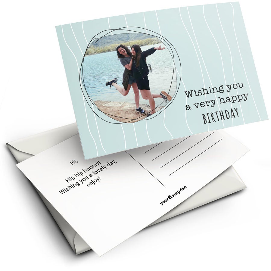 Cartão postal personalizado com foto de duas mulheres, frase de feliz aniversário e texto personalizável.