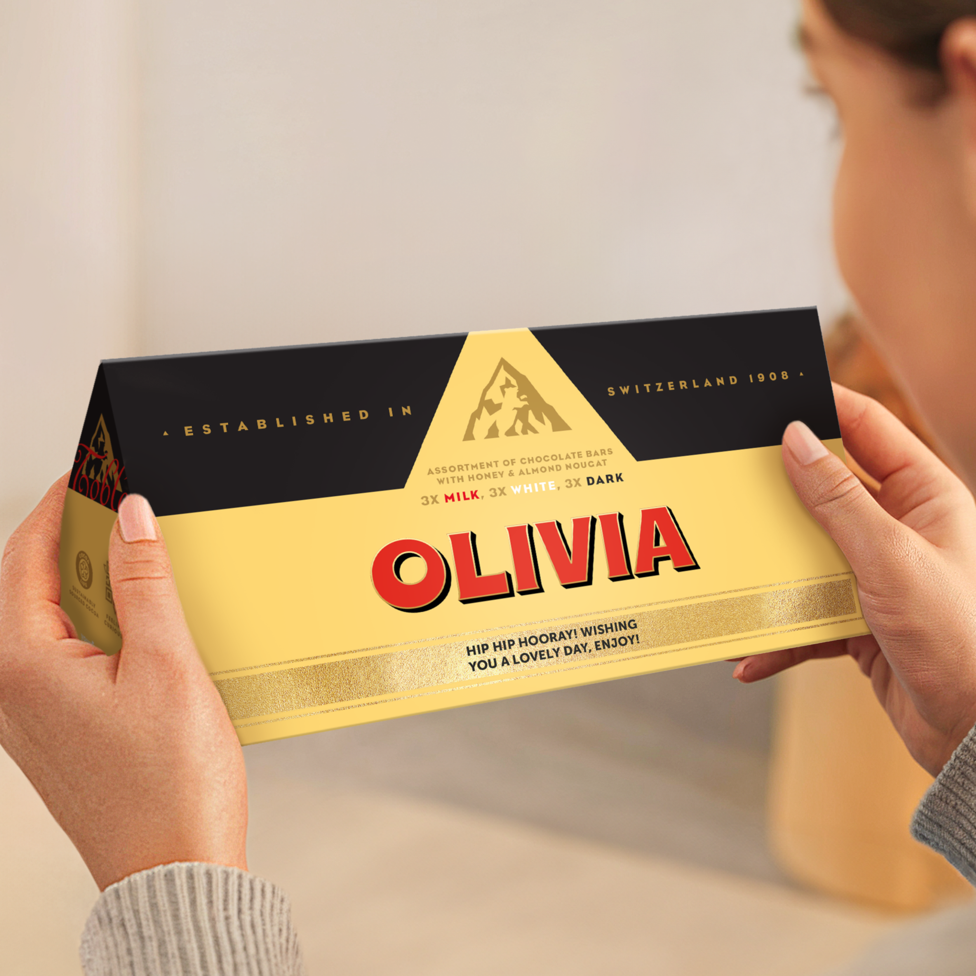 Questa tavoletta di cioccolato XL Toblerone Selection ha la confezione stampata con il nome Olivia e un messaggio personalizzato, una vera GRANDE sorpresa.