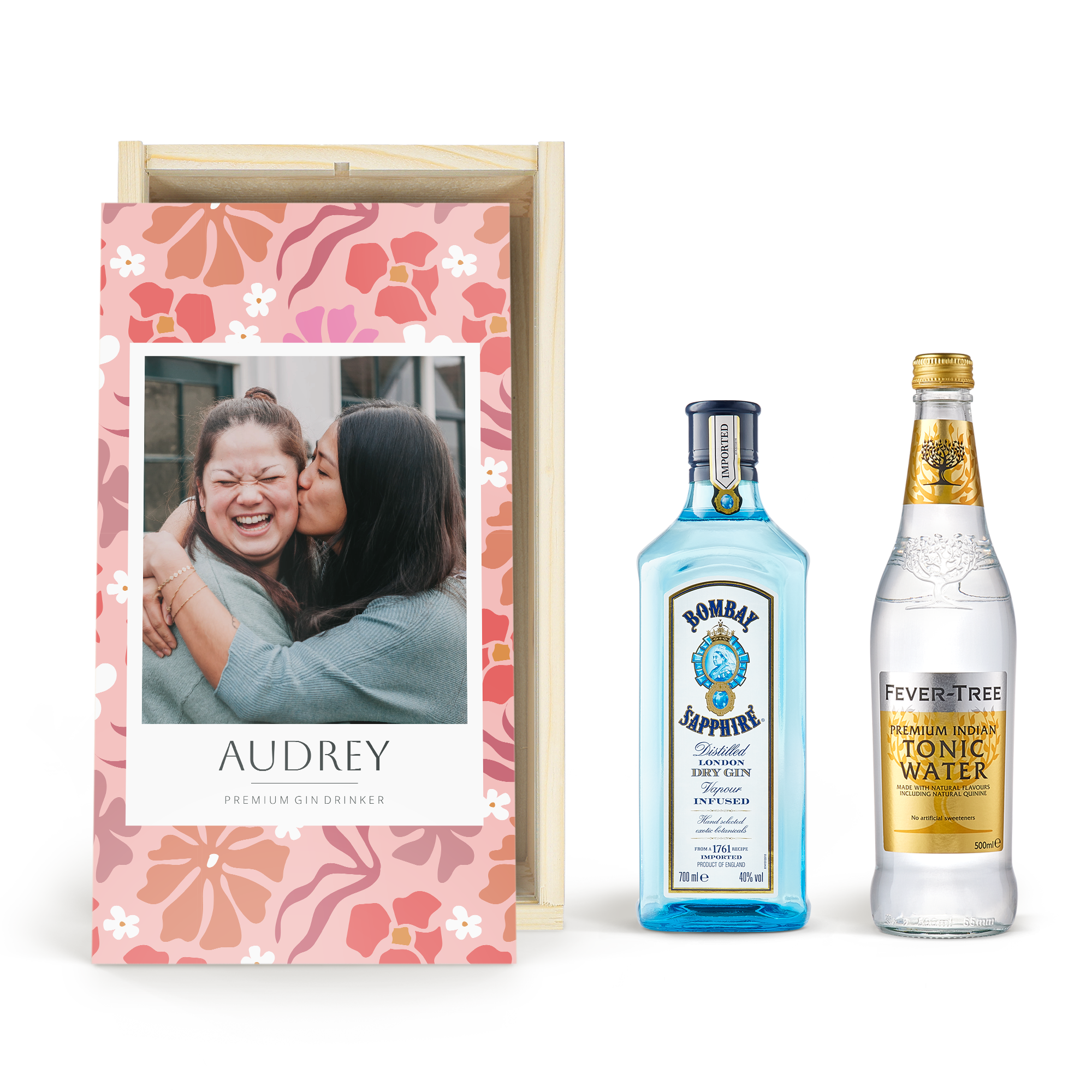 Személyre szabott gin és tonic szett Bombay Sapphire ginnel, fényképpel és Audrey névvel nyomtatott fadobozban