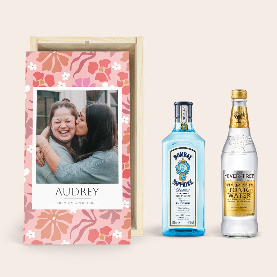 Conjunto de gin y tonic - Bombay Saphire Caja de madera personalizada con foto de dos mujeres, nombre "Audrey", botella de ginebra Bombay Sapphire y tónica Fever Tree, un set de gin y tonic.