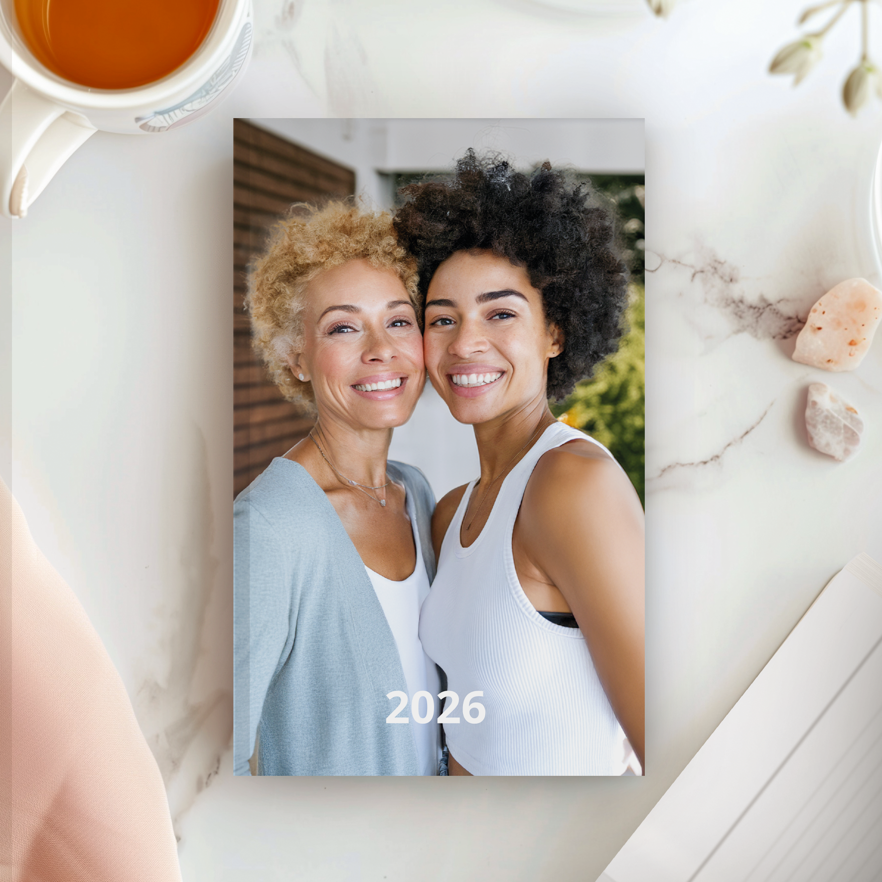Agenda 2026 personalizada com foto de duas mulheres sorrindo, impressa com foto.