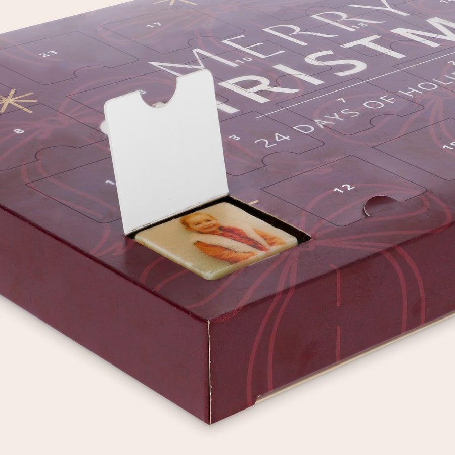 Calendario dell'avvento personalizzato - Cioccolatini fotografici Calendario dell'avvento personalizzato con cioccolatini fotografici, uno sportellino aperto che rivela un cioccolatino con la foto di un bambino